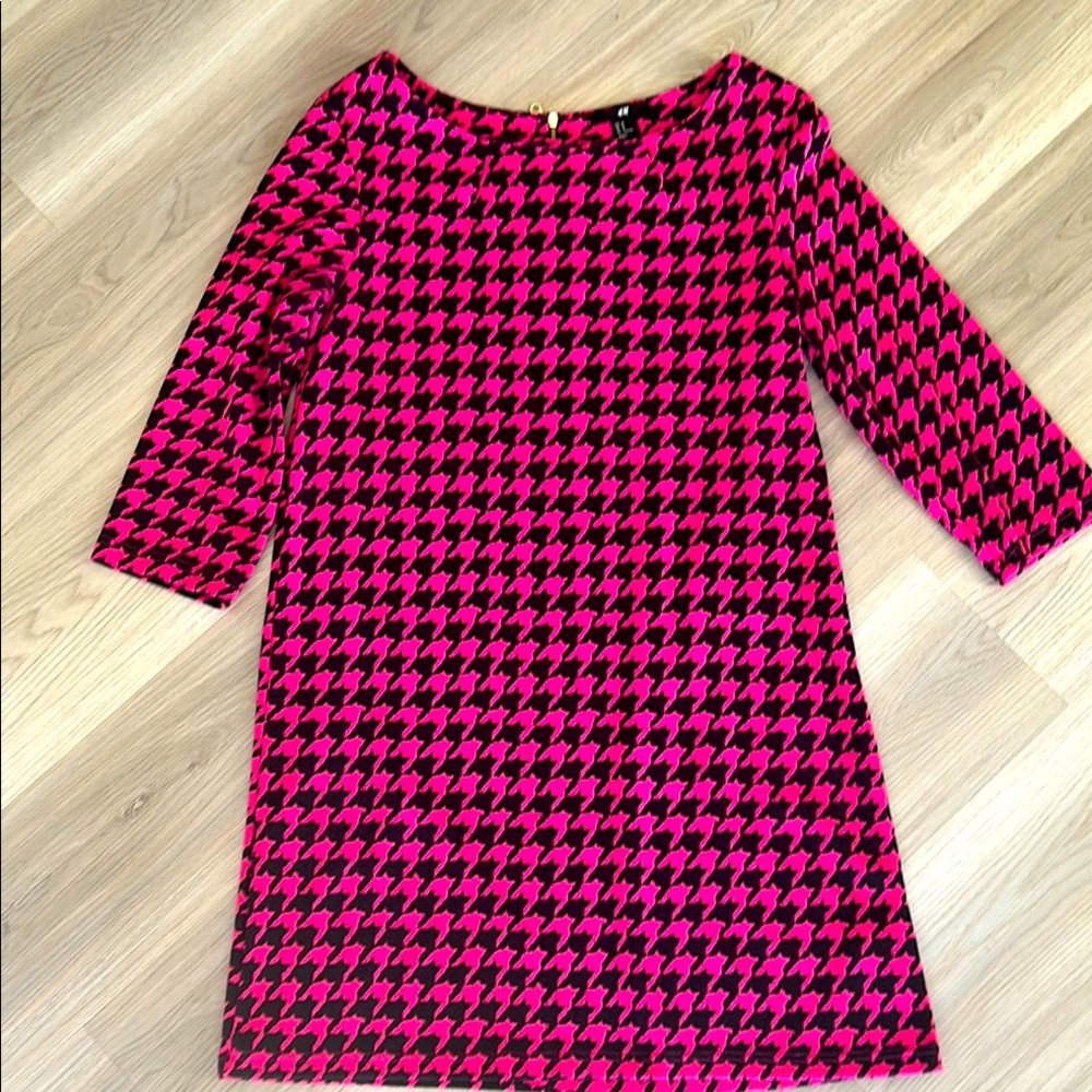 H&M Houndstooth Jersey Knit LS Dress Size MED Pink Black Classic Timeless
